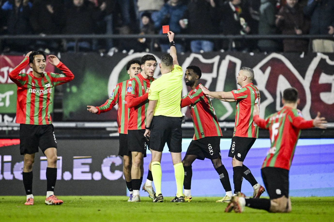 Sami Ouaissa krijgt rood bij NEC - Ajax van Allard Lindhout