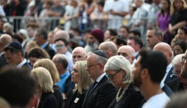 Minuut stilte in Australië na aanslag, premier Albanese uitgejouwd