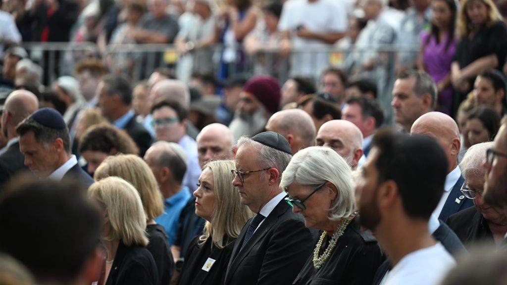 Minuut stilte in Australië na aanslag, premier Albanese uitgejouwd