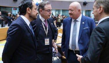 Bulgarije voert binnenkort euro in; overhandigt eerste munten aan EU-top