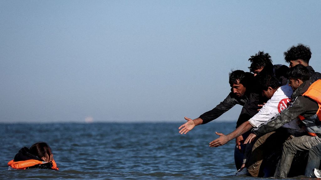 Honderden migranten steken Kanaal over, record voor decemberdag