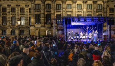 Honderden mensen bij nationale chanoeka-viering op de Dam in Amsterdam