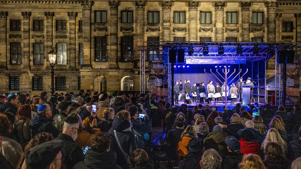 Honderden mensen bij nationale chanoeka-viering op de Dam in Amsterdam