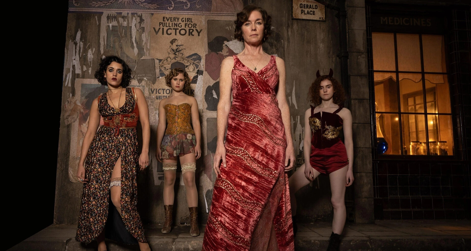 Dope Girls S01E01: geen pathetische personages, maar sterke vrouwen - VARAgids