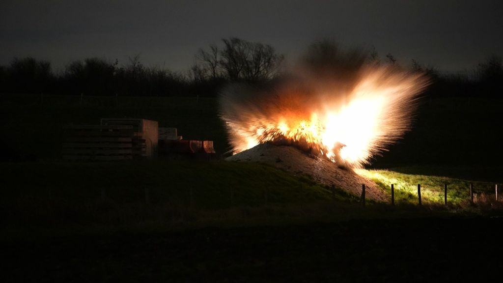 Levensgevaarlijk illegaal vuurwerk • Nederlandse tech-belofte weigert half miljard