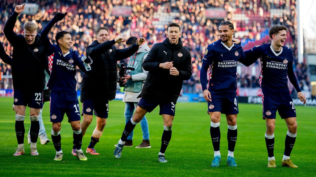 Samenvattingen eredivisie: PSV winterkampioen, gelijkspel Feyenoord en Ajax - NOS