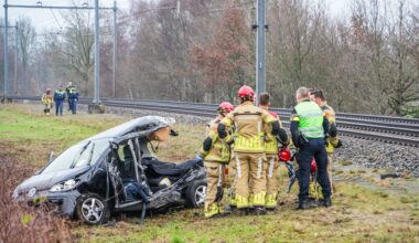 Aanrijding tussen auto en trein bij Gramsbergen, urenlang geen treinen