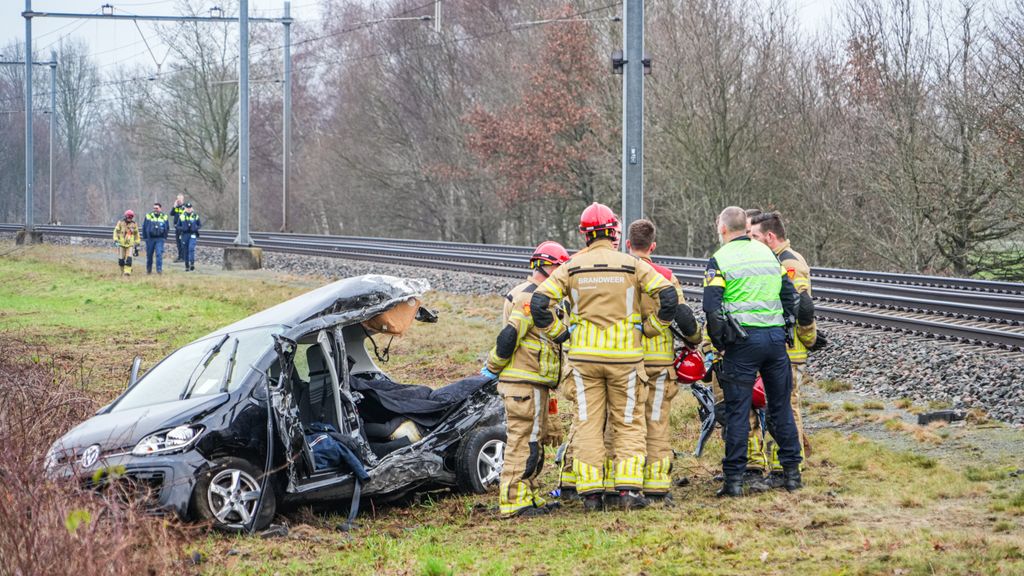 Aanrijding tussen auto en trein bij Gramsbergen, urenlang geen treinen