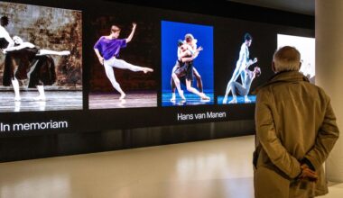 Honderden mensen nemen afscheid van choreograaf Hans van Manen