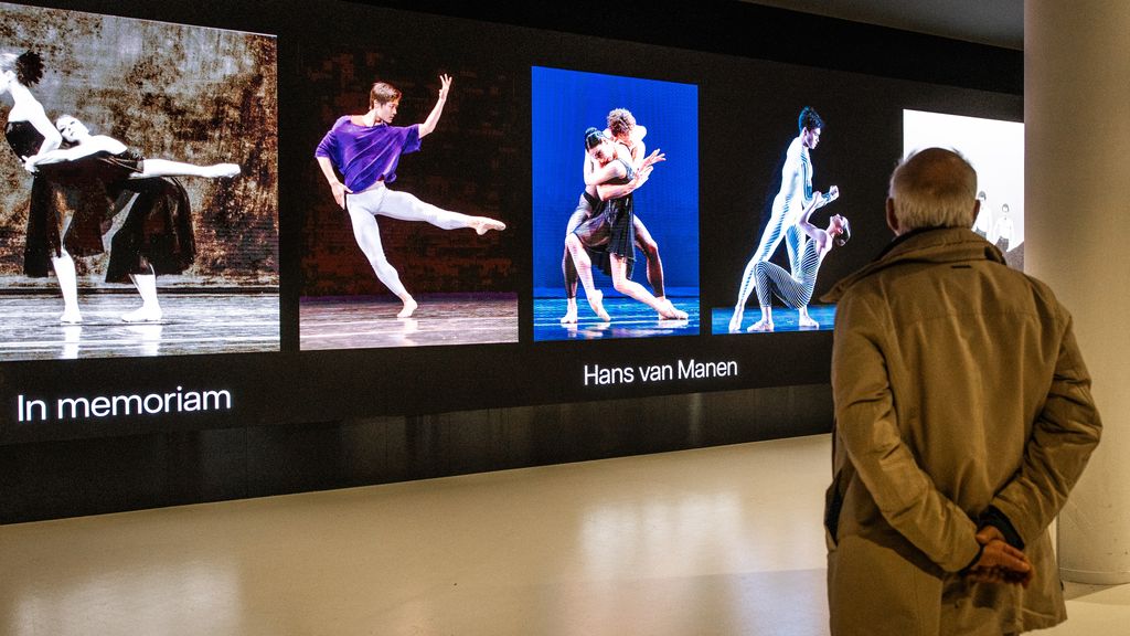 Honderden mensen nemen afscheid van choreograaf Hans van Manen