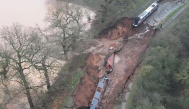 Oever Engels kanaal stort in, boten belanden in metersdiep gat