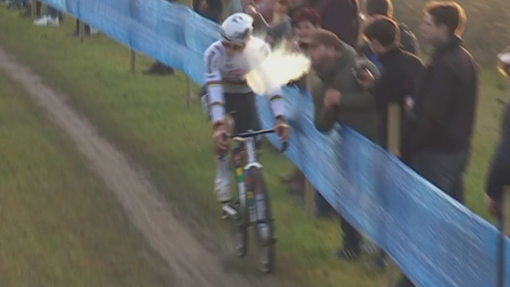Rookwolk van fan kan Van der Poel niet stoppen, ook Brand wint voor derde dag op rij
