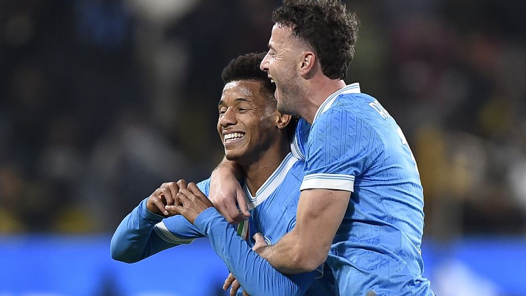 Neres bezorgt Napoli Italiaanse Supercup met twee goals tegen Bologna