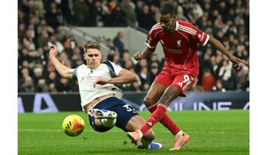 Liverpool-topaankoop Isak loopt kuitbeenbreuk op bij tackle Van de Ven