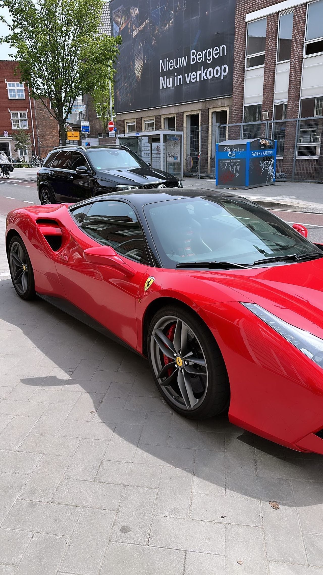 Een foto van een Ferrari op Ilias' Instagramaccount (bron: Instagram)