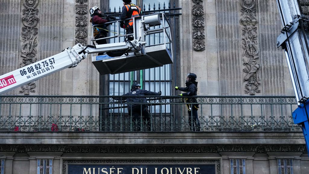 Louvre plaatst tralies voor raam waar juwelendieven hun slag sloegen