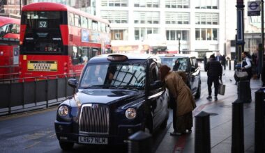 Cabbies Londen, die alle straten kennen, gaan strijd aan met apps en robotaxi's