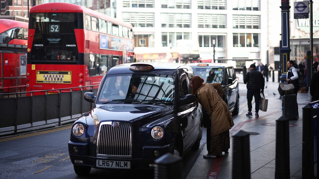 Cabbies Londen, die alle straten kennen, gaan strijd aan met apps en robotaxi's