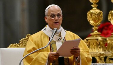 Paus Leo XIV houdt eerste kerstnachtmis voor duizenden gelovigen