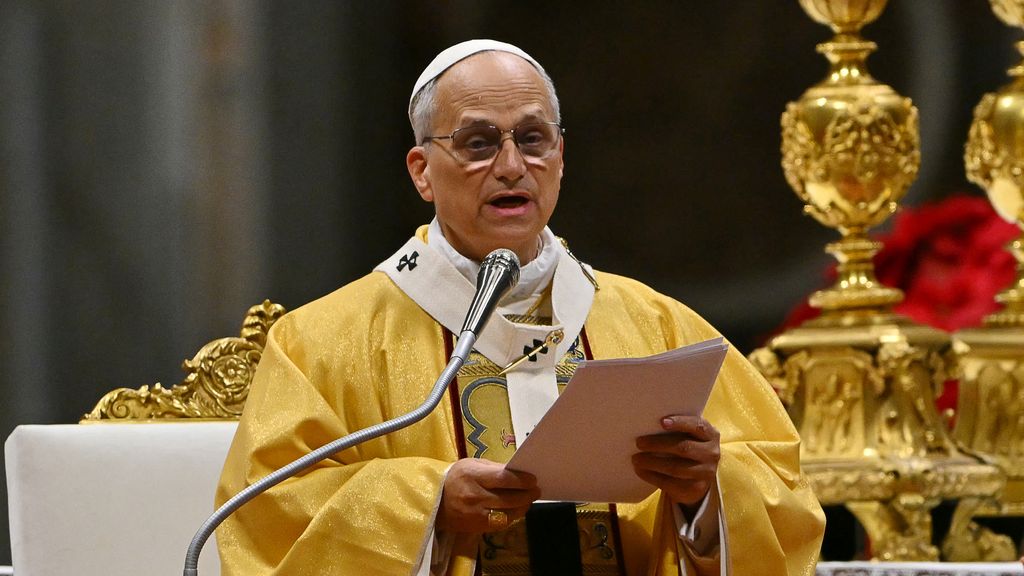 Paus Leo XIV houdt eerste kerstnachtmis voor duizenden gelovigen