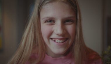 Jasmijn heeft geen smartphone, alleen een simpele Nokia