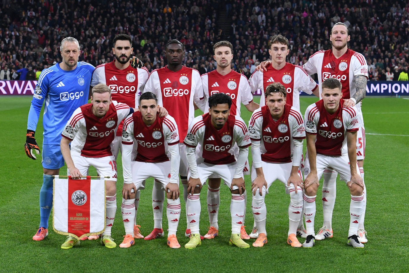 Teamfoto Ajax voor duel met Galatasaray