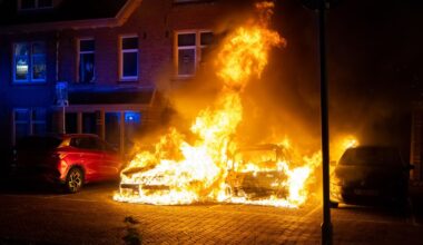 Woning in brand na autobrand in Amsterdam - NOS