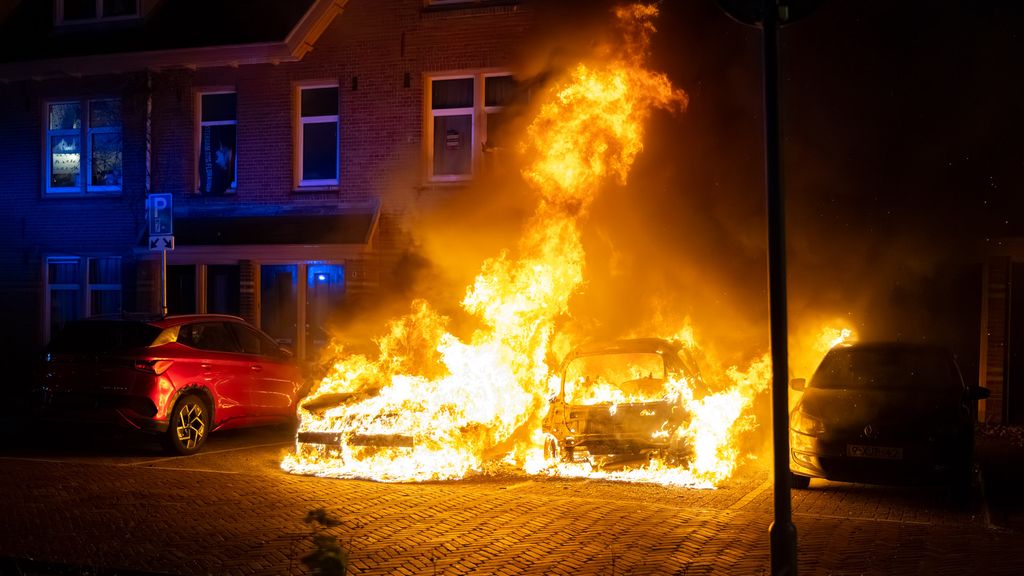 Woning in brand na autobrand in Amsterdam - NOS