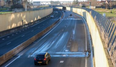 Problemen op de weg door vorst, N31 bij Harlingen dicht om ijsvorming