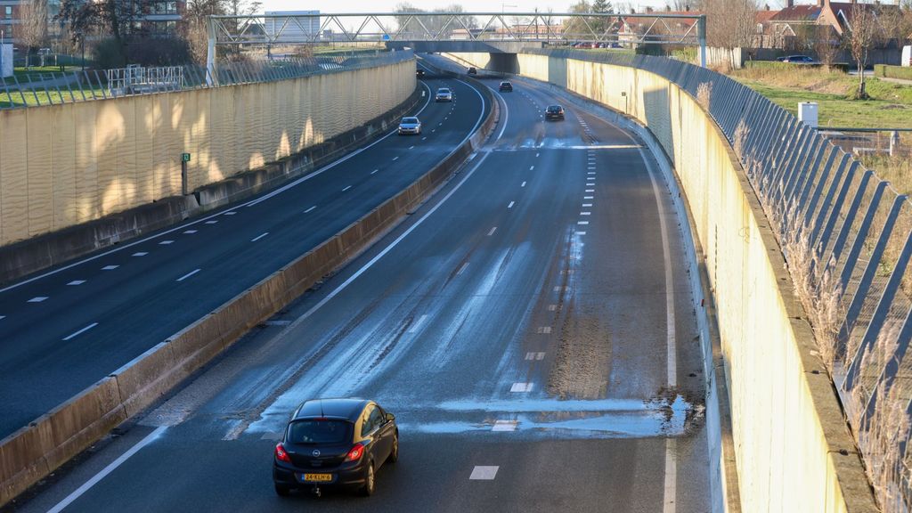 Problemen op de weg door vorst, N31 bij Harlingen dicht om ijsvorming
