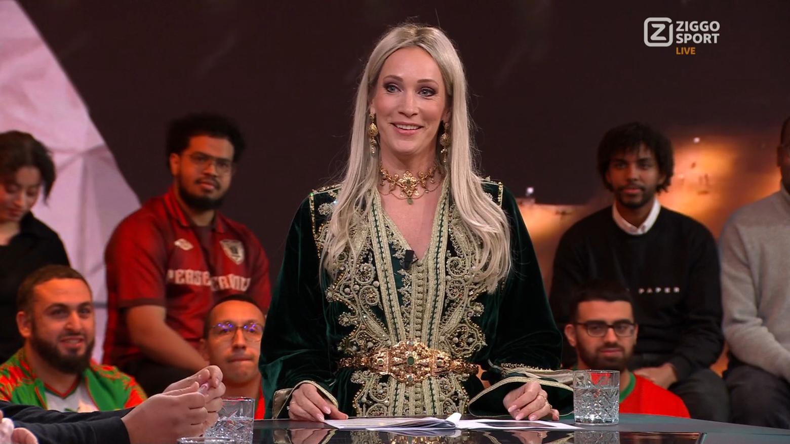 Jan van Halst verbaast alles en iedereen met zeer ordinaire vraag aan Hélène Hendriks