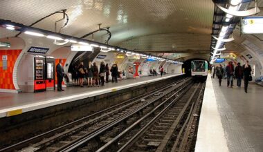 Man steekt drie vrouwen neer bij Parijse metrostations