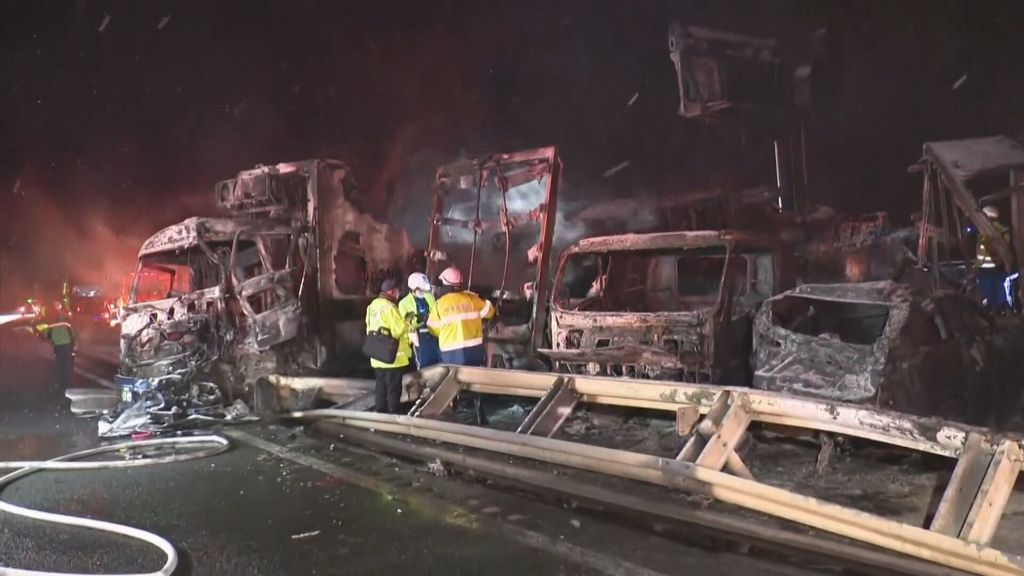 Ravage op Japanse snelweg door kettingbotsing met 50 auto's