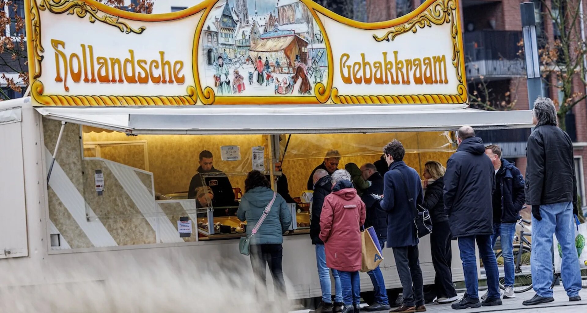 Effe dollen met al die nerveuze mannen in de rij voor de feestdagen - Joop