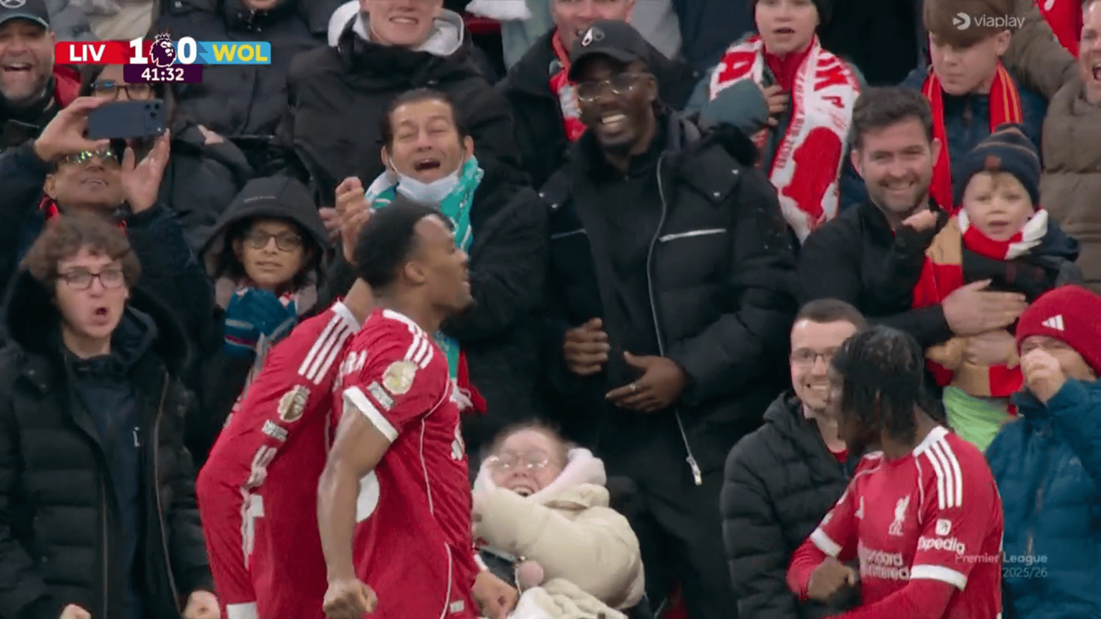 Ryan Gravenberch en Jeremie Frimpong vieren de 1-0 bij Liverpool - Nottingham Forest