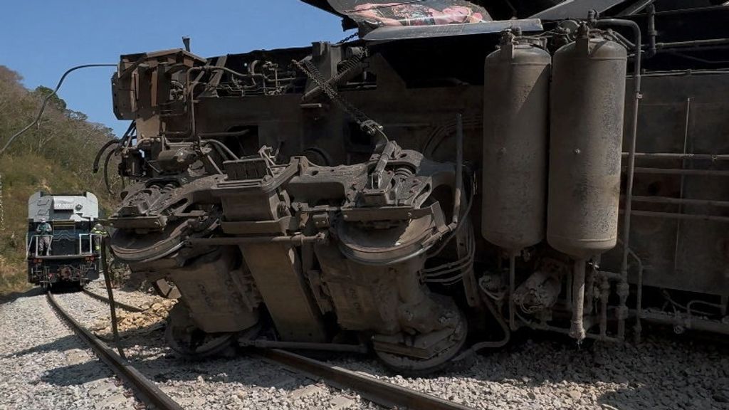 Trein Mexico ontspoort en kantelt: 13 doden