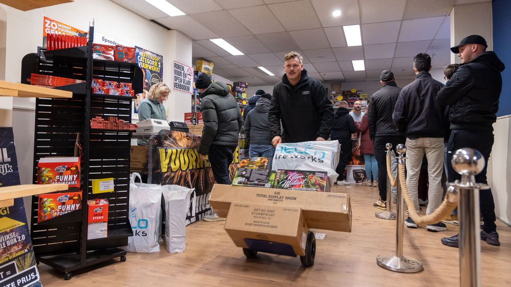 Eerste (en laatste) vuurwerk over de toonbank, drukte bij winkels die vannacht open waren