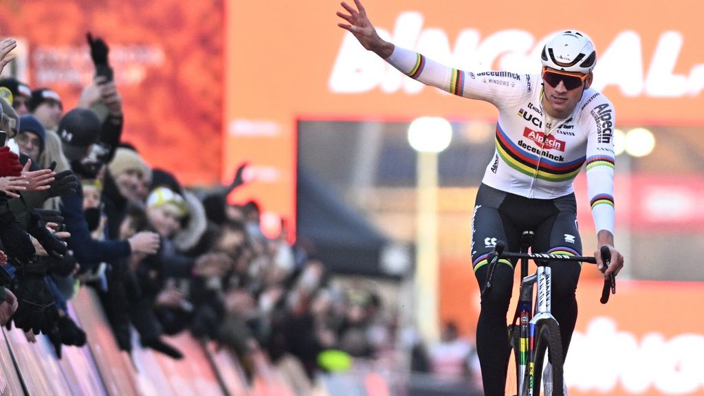 Brand en Van der Poel winnen in Loenhout, duel met Van Aert blijft uit door lekke band