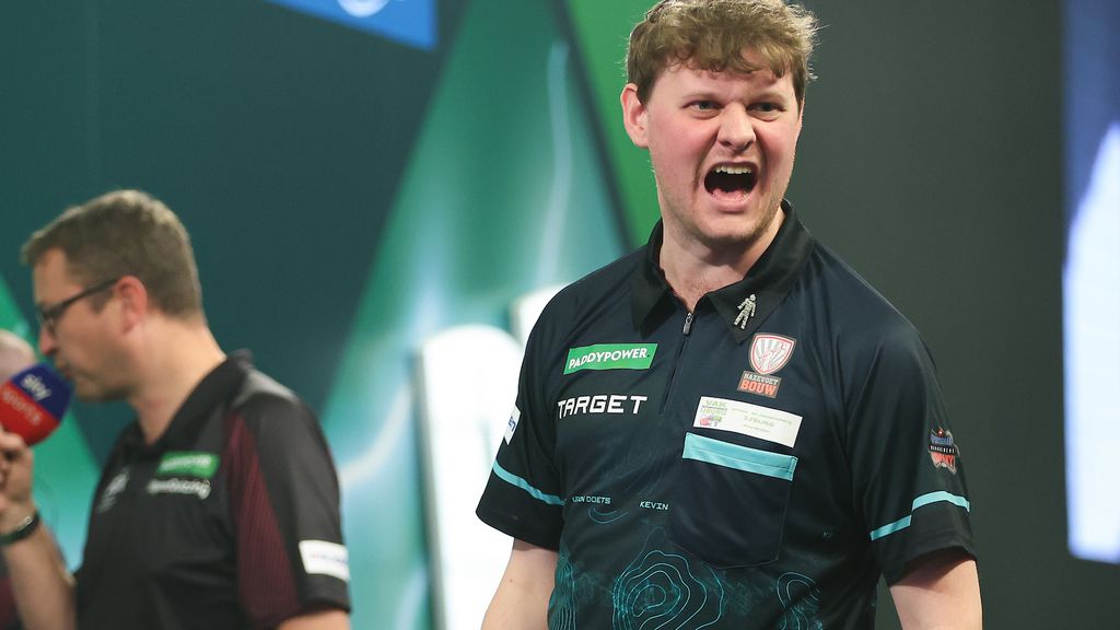 Doets derde Nederlander in vierde ronde WK darts na knappe zege op Aspinall