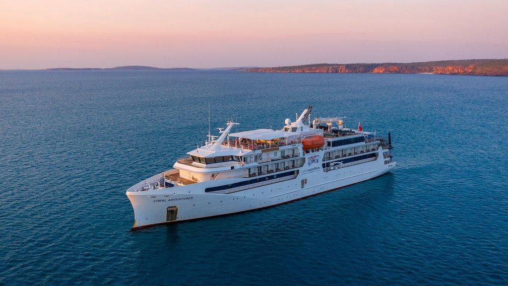 Cruiseschip dat passagier op eiland achterliet nu vastgelopen