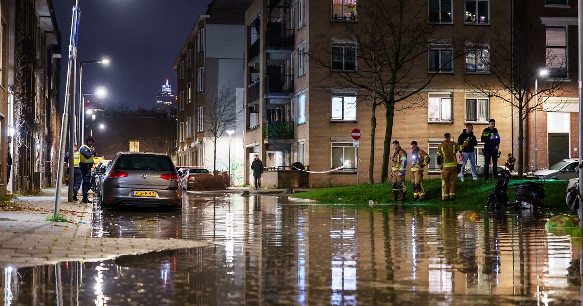 Straat vol met water door gesprongen leiding | Regenboogpad voor tweede keer in twee weken vernield