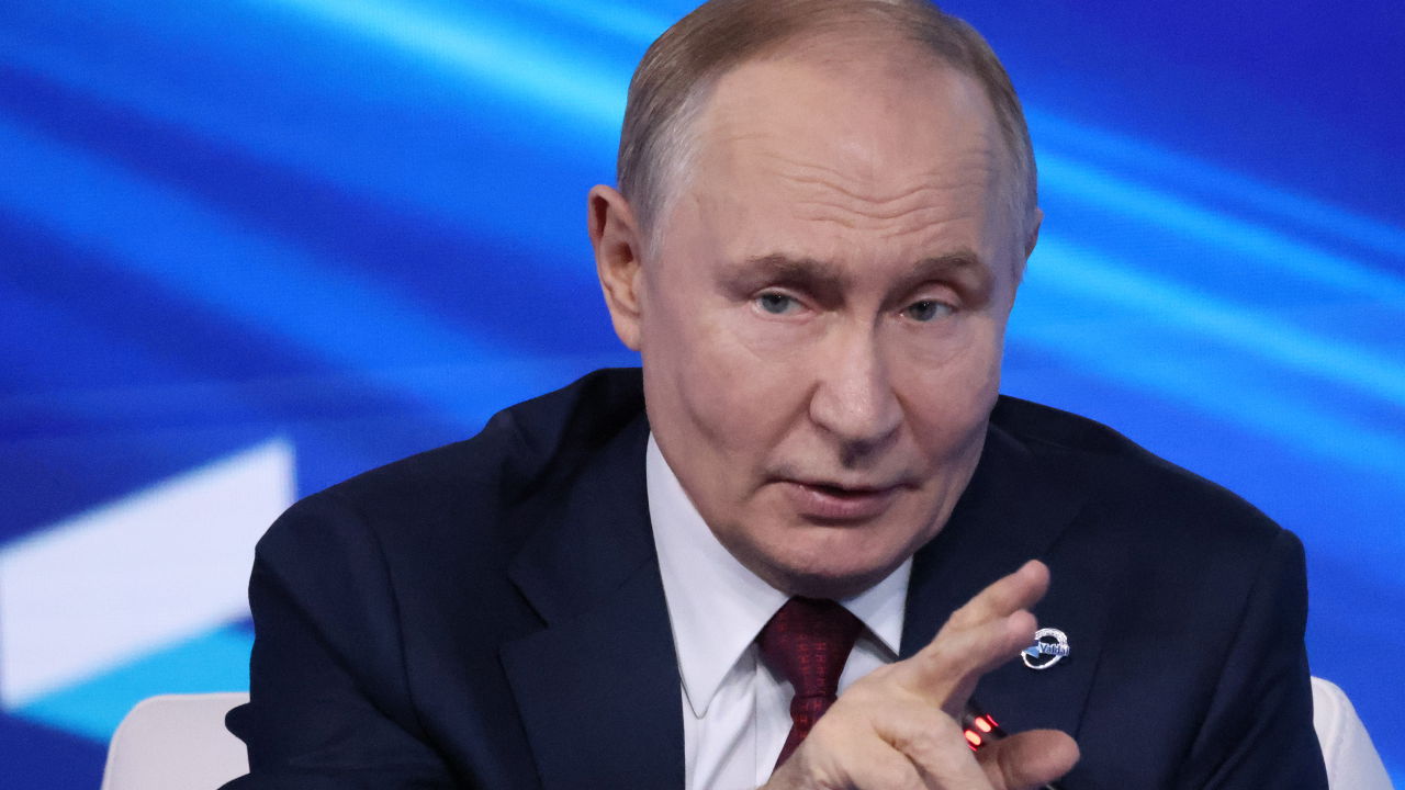 Poetin voert ingrijpende wetswijzigingen door op het gebied van internationale betrekkingen, justitie en economie