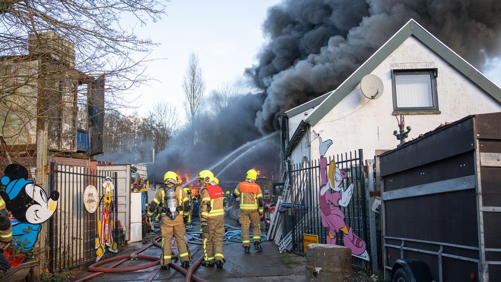 Veel zwarte rook door brand in Hellevoetsluis, paarden gered