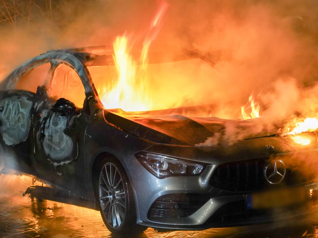 Door de vlammenzee kan de auto als verloren worden beschouwd