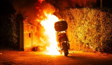 Deelscooter in brand naast woning | Fietser (74) raakt gewond bij botsing