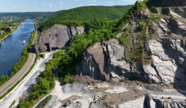 Auto met drie lichamen gevonden in rivier België