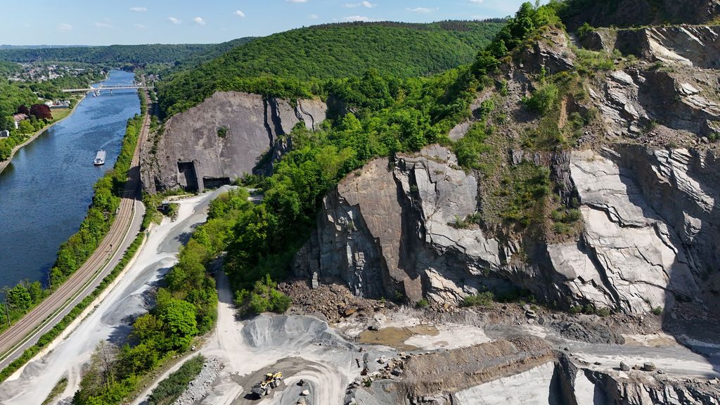 Auto met drie lichamen gevonden in rivier België