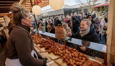 Nieuwjaarsduiken in Oost-Nederland afgelast • In de rij voor oliebollen