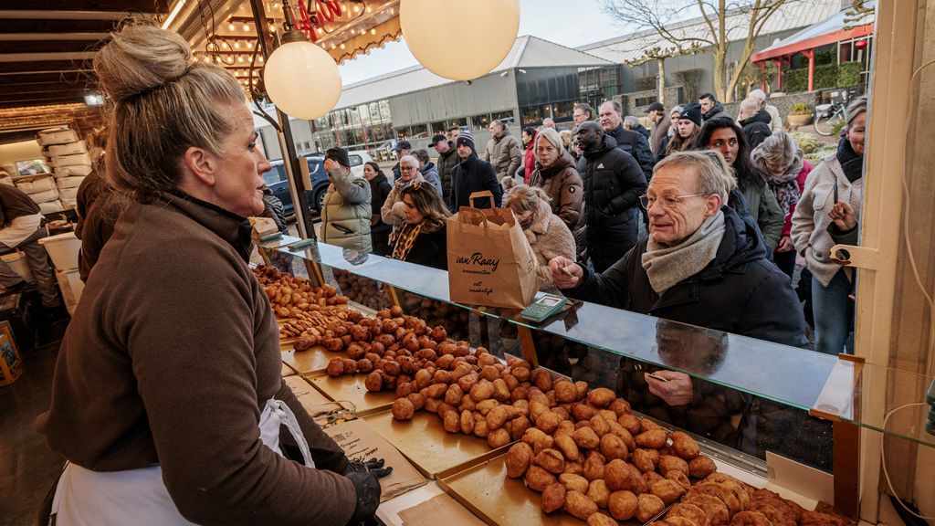 Nieuwjaarsduiken in Oost-Nederland afgelast • In de rij voor oliebollen