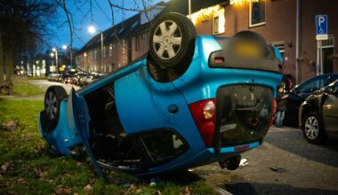Auto na aanrijding op zijn kop, bestuurder vlucht - Rijnmond